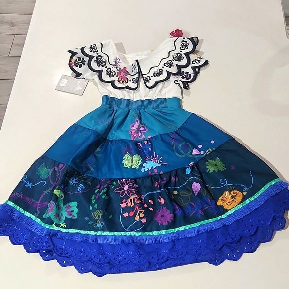 Beautiful DIsney Encanto " MIrabel" youth costume with accessories - Picture 2 of 8